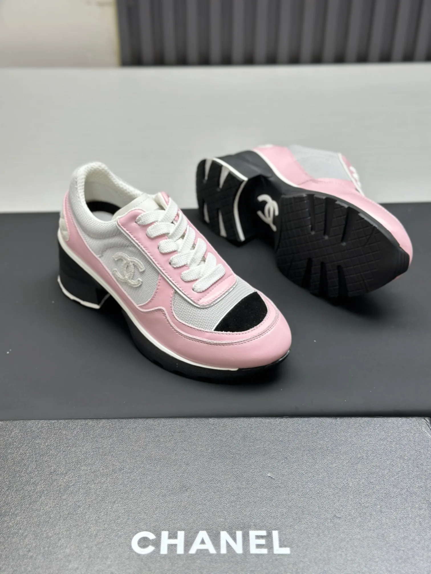 Men's shoes 💰620💰Women's 🚺 Chanel Panda shoes! 2025 counter top casual sports shoes This classic design; the upper is in the style of electric embroidery with various techniques; the outsole is fashionable and sporty; the unusual inclusion of a variety of color matching elements... The diversified mix and match is very good-looking and versatile, and can be used for leisure, fashion, sports, and outdoor... ꫛꫀꪝ Go➫ Materials: ❶Upper made of: original imported first-layer silk cowhide + original waterproof cloth + original first-layer cowhide ❷Inner use: Original Yangli+wang ❸ Outsole based on: Original TPU combination outsole Special counter boutique packaging complete set for women 35–41